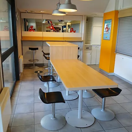 호텔 Unisotel Valenciennes Ex-hotel F1