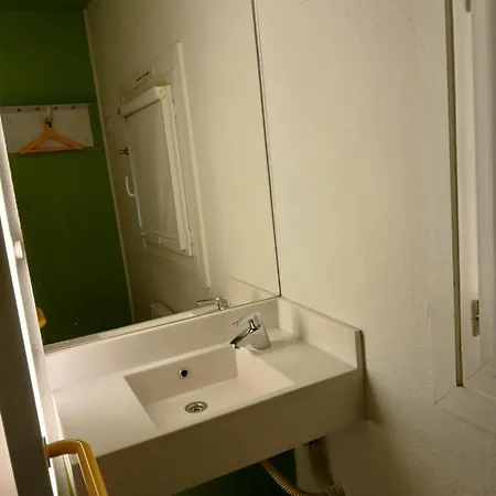 Unisotel Valenciennes Ex-hotel F1 호텔 *
