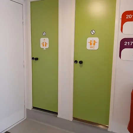 Unisotel Valenciennes Ex-hotel F1 호텔 *