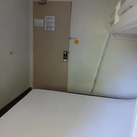 Unisotel Valenciennes Ex-hotel F1 호텔 *