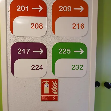 Unisotel Valenciennes Ex-hotel F1 Hotell *